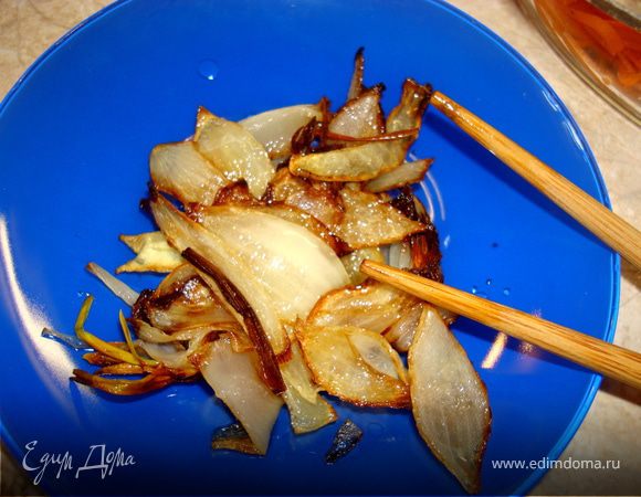 Затем лук удаляем, он нам не нужен. Вот тут и наступает мой звездный час. Мой муж категорически не ест жаренный лук, а вот я его люблю до безумия (и мужа и лук), поэтому берем хачи (палочки для еды) и быстренько «сметаем» содержимое тарелки…