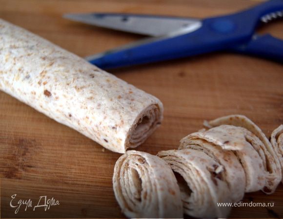 Лаваш скрутить в рулон,нарезать ножницами.