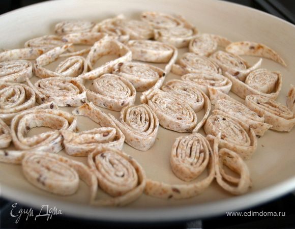 Подсушить на сухой сковороде.