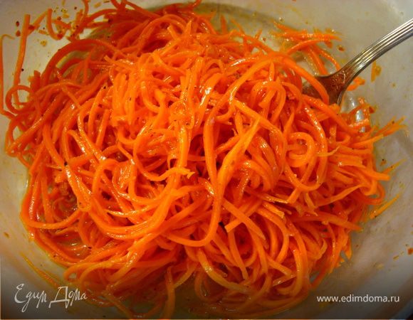 Теперь в раскаленное масло добавляем уксус и все это сразу выливаем в морковь… Хорошо перемешать, немного добавить черного молотого перца и сахар… 