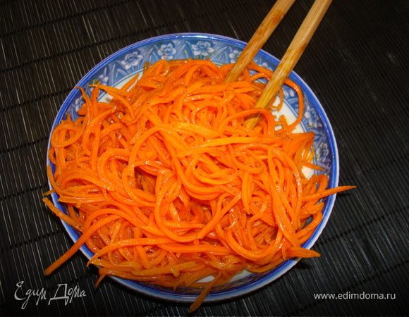 Теперь  берем кунжутное семя… У меня уже обжаренное, если у вас нет, то на сухой сковороде обжарить до золотистого цвета… И теперь руками сыпем семя в салат и как-бы пальцами разминаем его, чтобы чуть-чуть выдавилось масло… Семя будет мягче, а салат ароматнее…