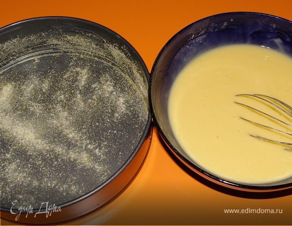 Яйца взбить с сахаром, добавить сметану, половину муки, разрыхлитель. Все перемешать. Добавить смесь масла и шоколада. Интенсивно перемешать. Ввести оставшуюся муку. Перемешать. Выложить тесто в смазанную сл.маслом и посыпанную кукурузной мукой (или молотыми сухарями) форму. Выпекать при 180гр.С около 40 минут.