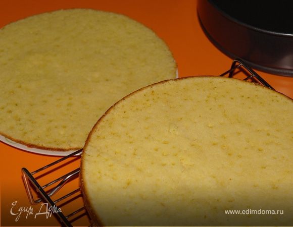 Корж остудить и разрезать на 2 части. Верхняя должна быть потоньше.