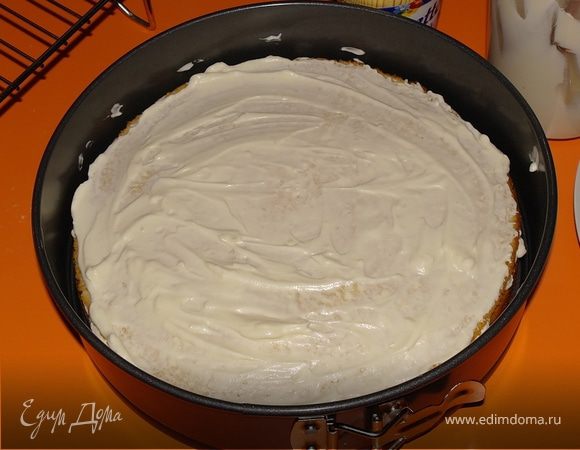 Выложить остывший нижний корж в форму, щедро промазать кремом, уложить сверху корж потоньше и тоже смазать кремом, но уже чуть меньше.