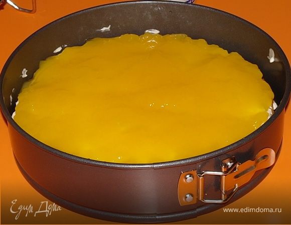 А сверху выложить желе. У меня желатин уже начал "работать", поэтому желе пришлось разравнивать по поверхности коржа лопаткой. Отправить его ночевать в холодильник, как это сделала я, или часа на 4, если вы делаете его утром. 