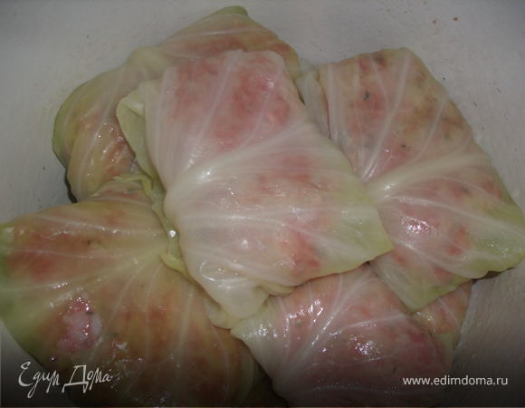 капустные листья припустить в кипятке минут 5, рис отварить. Фарш, рис, приправы перемешать. в каждый капустный лист выкладываем фарш, заворачиваем . Складываем в кастрюлю. К мясному бульону добавляем сметану и немного томатной пасты для вкуса. Заливаем голубцы соусом и ставим на огонь. Голубцы тушить на медленном огне минут 30 под крышкой. За минут 5 до готовности добавляем соль, перец, специи по вкусу
Перед подачей на стол добавить рубленую зелень.