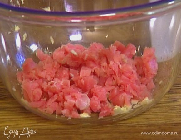 Приготовить фарш: тунца порубить на очень маленькие кусочки, выложить к имбирю с чесноком, влить соевый соус и все перемешать.