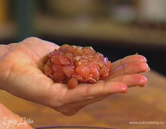 Отправить фарш на 10 минут в морозильник, затем сформировать из него две котлеты.