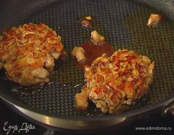 Разогреть в небольшой сковороде оливковое масло и обжаривать котлетки с двух сторон до готовности.