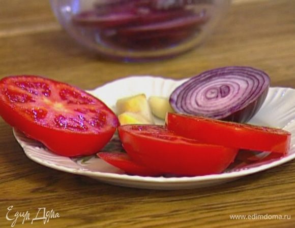 Помидор нарезать большими кружками.