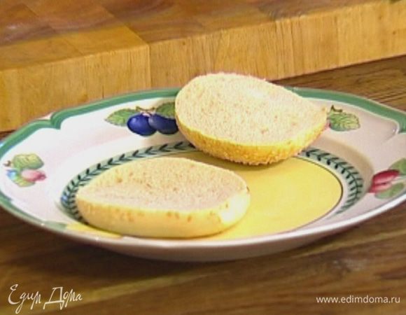 Булочки разрезать вдоль пополам, поджарить в тостере или под грилем.