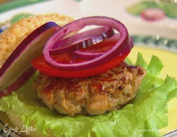 На один кусок каждой булочки выложить лист салата, поместить на него рыбную котлету, затем кружок помидора и кольцо лука. Накрыть другой половинкой булочки.