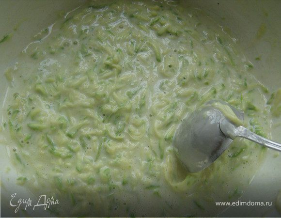 Кабачки вымыть,натереть на крупной тёрке(тонко шкурые кабачки не чистить),добавить яйца,взбитые с солью и сахаром,молоко,муки,что бы тесто было гуще чем на блины,но жиже чем на оладьи,влить раст.масло,всё перемешать,посолить