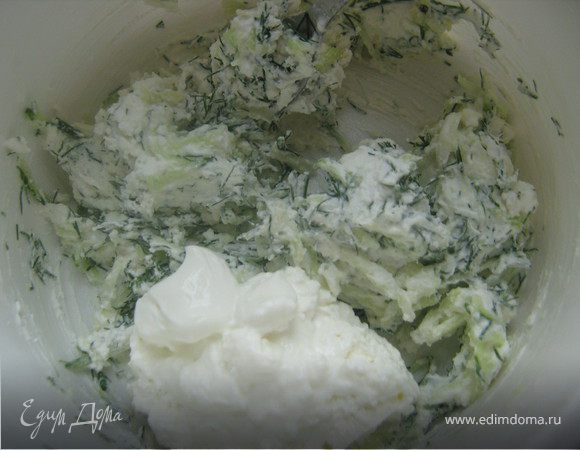 Пока готовые блины остывают,приготовить крем:
смешать два вида творога,добавить раздавленный чеснок,натёртые огурчики,мелко нарезанный укроп,всё перемешать,посолить,поперчить по вкусу