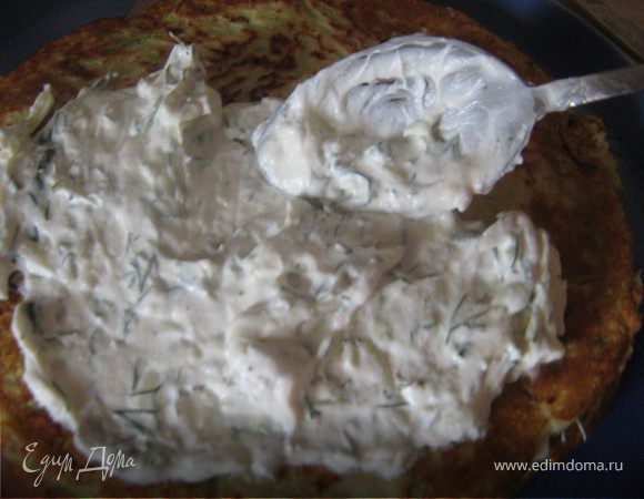 промазать каждый блин "кремом",укладывая друг на друга.