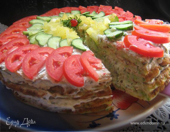 верх тортика украсить помидорами,огурцами,перчиком болгарским(как фантазия подскажет),зеленью,поставить в холодильник часа на три,что бы пропитался.Подавать порезав на порционные куски.Приятного аппетита!