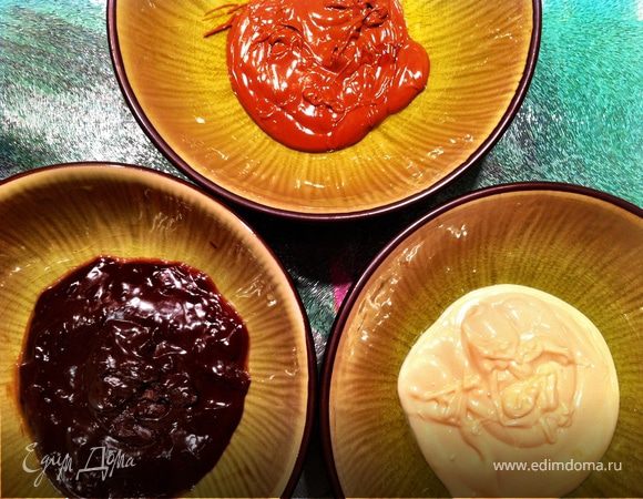 Шоколад растопить на водяной бане. Каждый вид шоколада- отдельно. Отставить остынуть в прохладном месте. У меня -на подоконнике:)