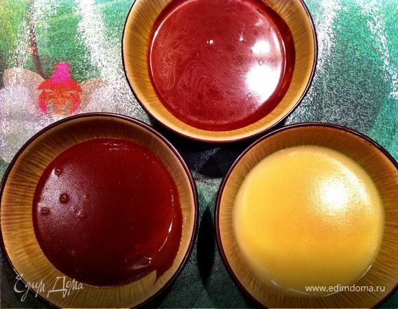 Снова положить растопленный шоколад в емкость для растапливания на водяной бане и добавить к нему одну порцию разбухшего и чуть отжатого желатина. Размешивать постоянно деревянной ложечкой на водяной бане, пока желатин полностью не растворится.
Переложить массу в мисочку. повторить с остальными видами шоколада.