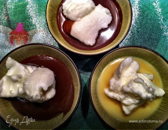 Желтки отделить от белков. Белки взбить с лимонным соком (я взибвала без лимонного сока) миксером в пышную пену. Разделить на 3 равные части. Добавить к шоколадным массам. Аккуратно перемешать.