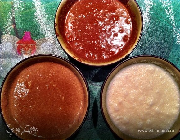 К черному и молочному шоколаду добавить желки и хорошенько перемешать.