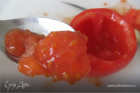 Аккуратно из томатов вынимаем внутренность, которую в дальнейшем можно использовать для пасты или в супы.Желательно чтобы помидоры не были слишком мягкими, отлично подойдут кистевые томаты среднего размера