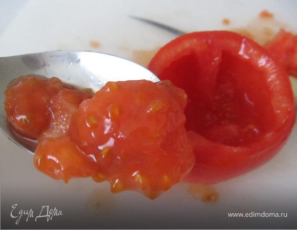 Аккуратно из томатов вынимаем внутренность, которую в дальнейшем можно использовать для пасты или в супы.Желательно чтобы помидоры не были слишком мягкими, отлично подойдут кистевые томаты среднего размера