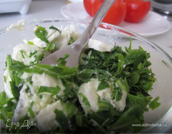 Руколу мелок рубим ножом (не в блендере!), затем смешиваем с кусочком сыра "фета", удобно это делать вилкой