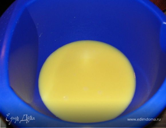 Взбиваем яйца с сахаром, солью, содой. Вливаем наше молоко и кипяток, тщательно взбиваем массу венчиком.
