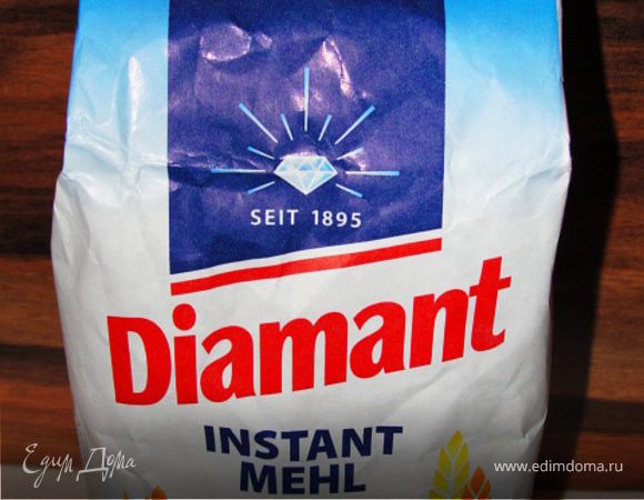 Добавляем муку, хорошо перемешиваем и вливаем 6 ст.л. растительного масла.
 