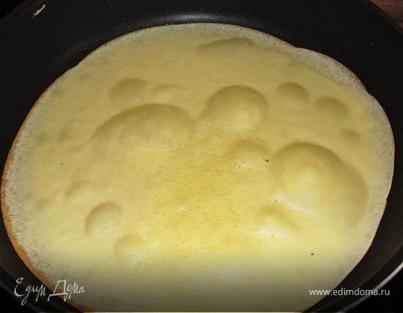 Тесто на блинчики готово. Смазываем нашу сковороду раст. маслом и выпекаем блинчики. И даже первый блин не был комом...:)