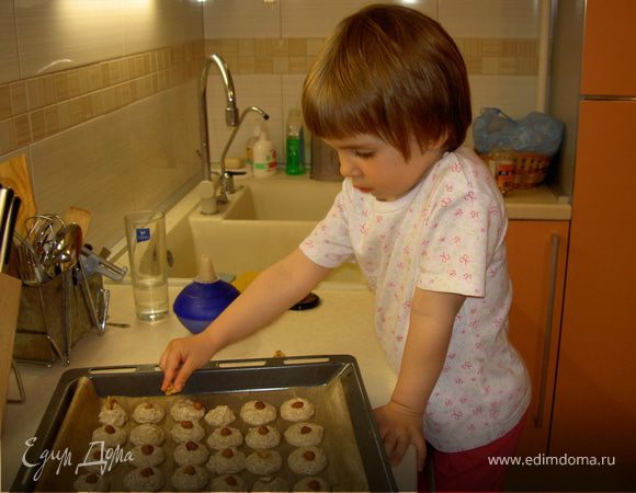 При помощи кондитерского шприца белково-ореховую массу выложим маленькими горками на застеленный противень (использую силиконовый коврик). В центр каждой положим по ядрышку фундука. 