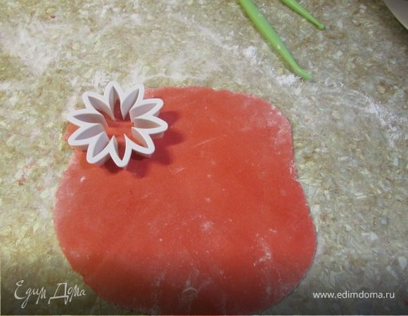 Стол посыпать сахарной пудрой или крохмаром.
Раскатываем мастику и выдавливаем формочкий цветы.
Или просто вырезаем ножничками (как в рецепте с ромашками http://www.edimdoma.ru/recipes/22007)