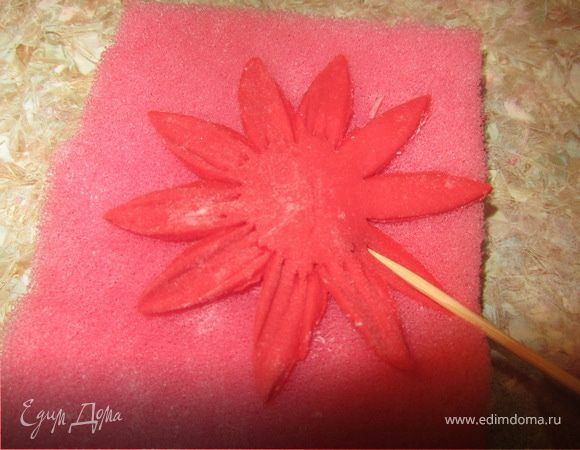 Проводим по каждому листику, зубочисткой, полосички.