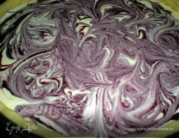 Творожную массу выложить на тесто, разровнять.
Несколько ягод черники оставить для украшения.
В остальную чернику добавить 1 ст.л. сахара, взбить в блендере (или хорошо перемешать).
На творожную массу выложить чернику.