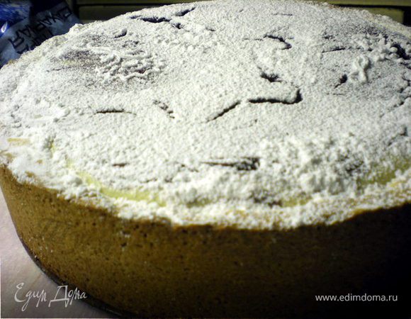 Поставить пирог в разогретую до 180 градусов духовку, выпекать в течение часа.
Если верх пирога начнет пригорать, накрыть фольгой.
Готовый пирог посыпать сахарной пудрой и украсить черникой.
Пирог полностью остудить и разрезать на порции.