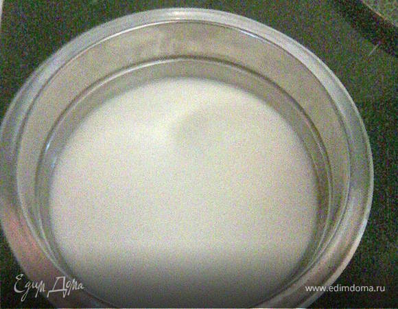 В кастрюлю наливаем подогретый до теплого, но не горячего состояния кефир (или подогреваем прямо в кастрюле).