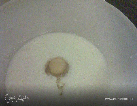 Туда же добавляем песок, соль, соду, яйцо и тщательно размешиваем.