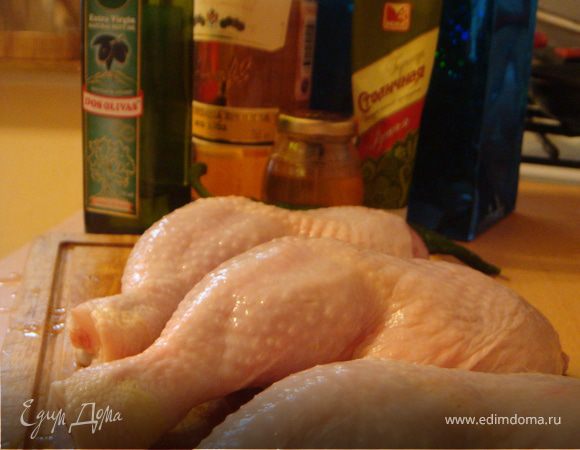 Куриные окорочка промыть,обсушить-разрезать на 2 части (голень и бедро)-посолить.
Приготовить маринад: взбить венчиком оливковое масло, горчицу,мед. Ввести в маринад мелкорезанный (без семян) перец, сухие травки,ром и ппосолить-перемешать до однородности- попробуйте обязательно на вкус и соленость.
Голени и бедрышки обмазать маринадом (хорошенько-не жалея:)) и убрать в холодильник на 2-3 часа.
