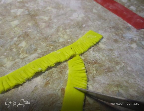Каждую полоску, с одной стороны,нарезаем меленикими надрезами.
Днлаем что-то вроде бахромы.