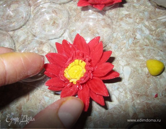 Берем два цветочка и склеиваем их вместе, смазав серединку водой.
Опять смазываем серединку водой и приклеиваем серцевинку цветочка.
ОЧЕНЬ ВАЖНО не переборщить с водой, а то цветочек расплывется!