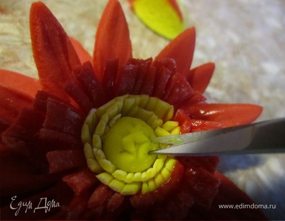 Тоненькими ножниками, на желтом гарике делаем небольшие надрезы.