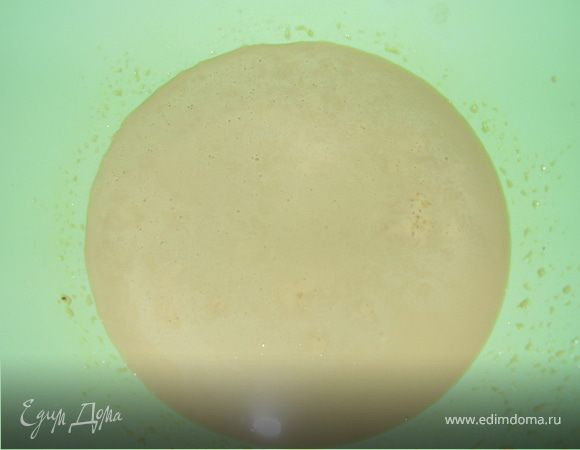 Смешиваем теплую воду и молоко.В миске разпускаем дрожжи с сахаром и солью.