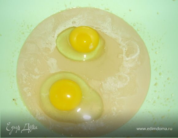 Добавляем 2 яйца и растительное масло, размешиваем.