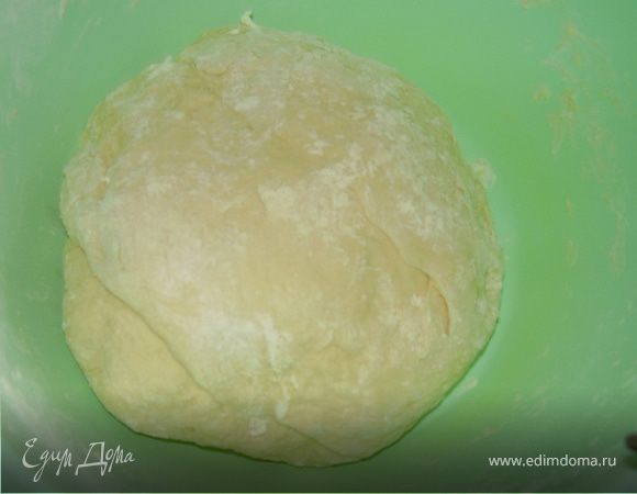 Замесить тесто.Муку обязательно просеивать чтоб тесто набрало кислорода.Ставим в теплое место чтоб хорошо подошло.Когда первый раз подойдет умять его и снова поставить подходить.Духовку разогреть до 200 градусов.