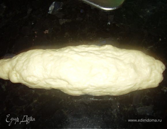 Когда тесто второй раз подойдет,разделить его на 15 шариков.одинакового размера и раскатать его на т онкие колбаски ладошкой.