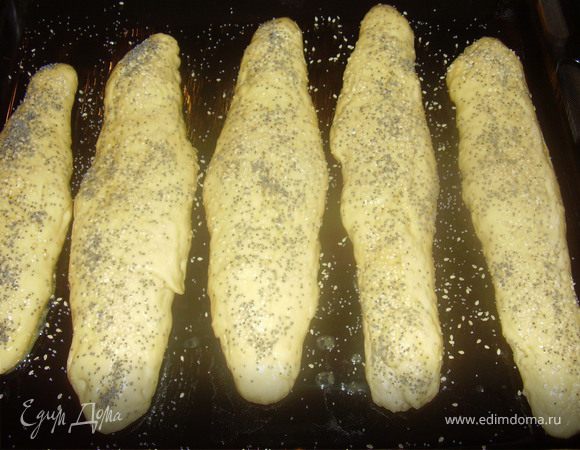 Затем взбить венчиком яйцо,хорошо смазать на противне чуреки,присыпать обильно кунжутом и маком и поставитьл в духовку .