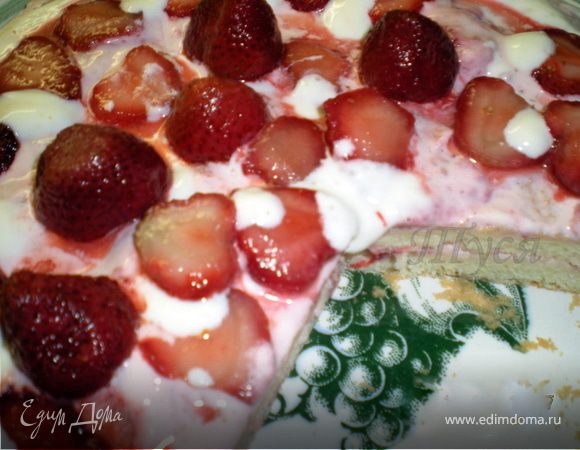 Готовый пирог разрезать вдоль и промазать клубникой со сметаной и сахаром...Сверху выложить целые ягодки...и все это быстро слопать))))