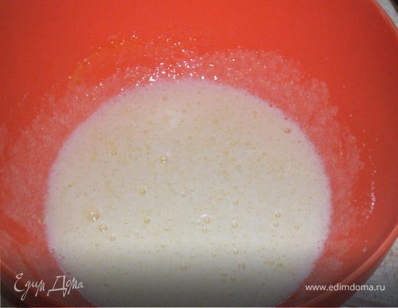 Яйца взбиваем с сахаром.