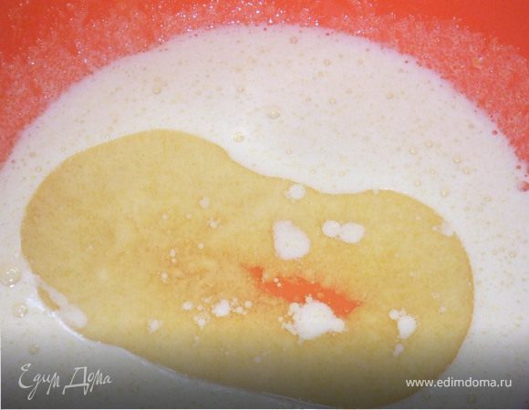 К яичной смеси добавляем молоко и растительное масло. все хорошо взбиваем.