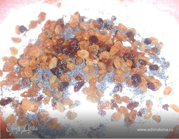 Изюм пропариваем и высушиваем. Вкладываемым в муку, туда же и мак.  